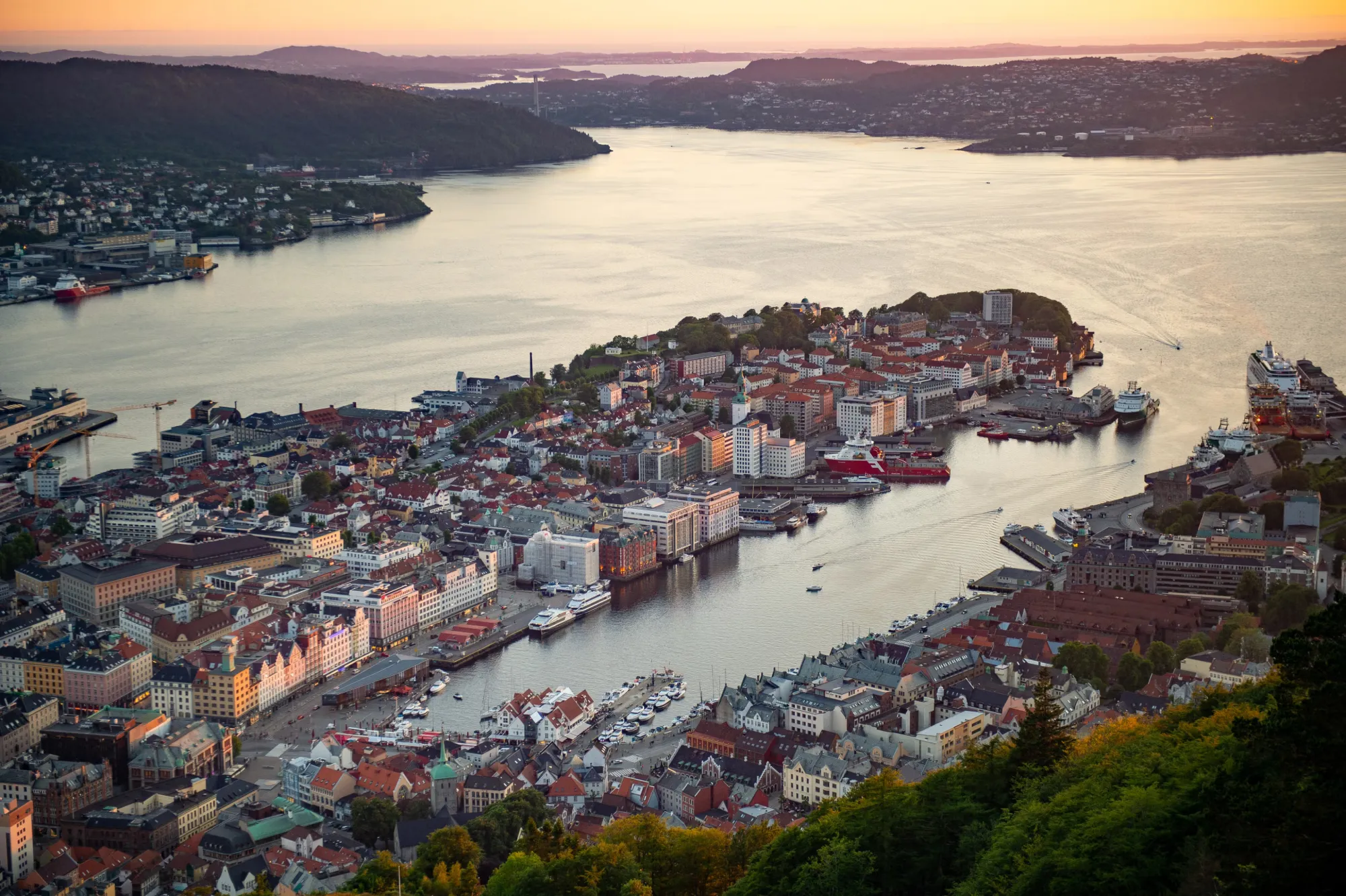 Bergen sentrum og Vågen i kveldssol, sett fra Fløyen
