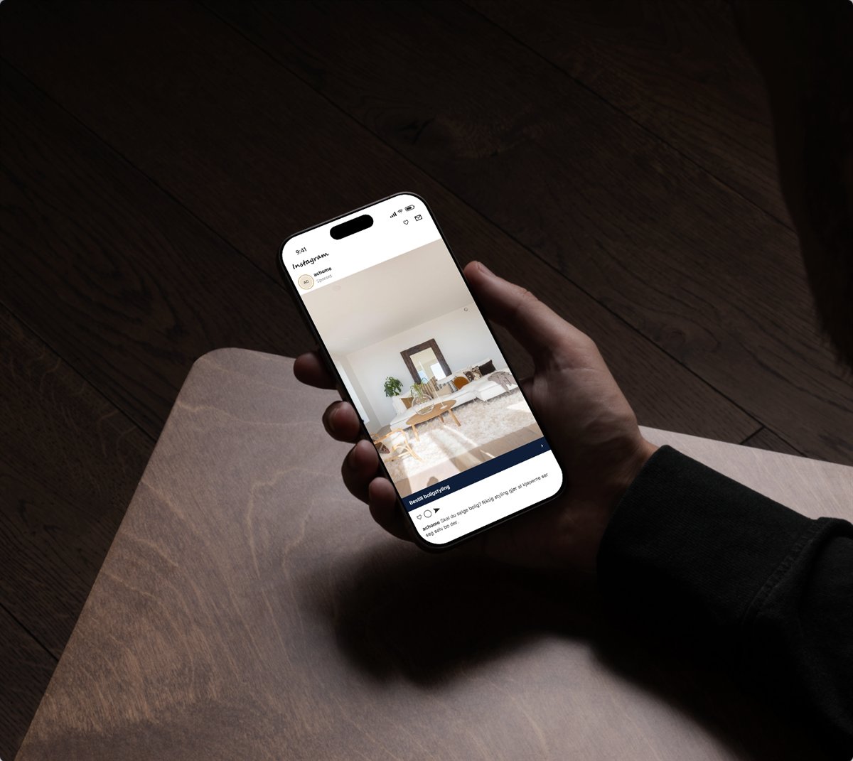 Hånd som holder en mobil med en sponset Instagram-annonse